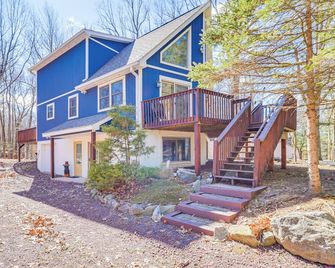 Walk to Lake Harmony: Family Retreat w/ Decks! - Lake Harmony - Building