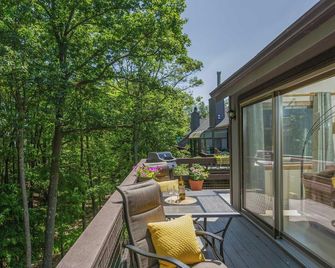 Charming Townhouse At Camelback - Great Location! Ski On/Off - Tannersville - Balcón