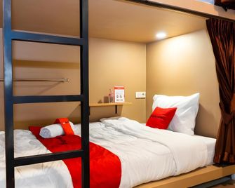 RedDoorz Hostel @ DI Panjaitan Simpang Lima - Semarang - Bedroom