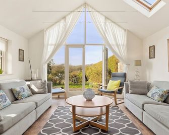 4 bedroom accommodation in Manorbier - Manorbier - Living room