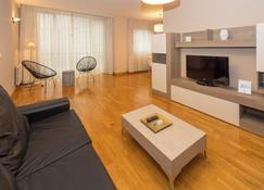 Gestion De Alojamientos Apartments - Pamplona - Living room
