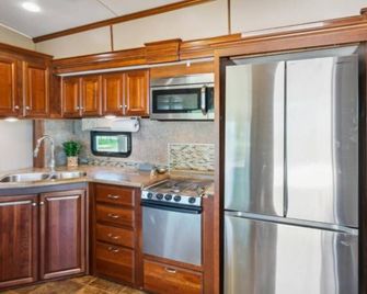 Cozy river front RV with WiFi and AC in lovely Savannah, TN. - Savannah - Kitchen