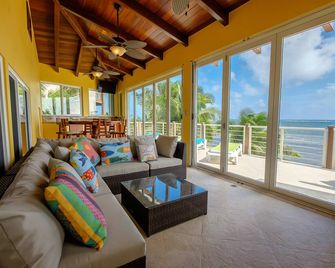Casa De Bonita Home - San Pedro Town - Living room
