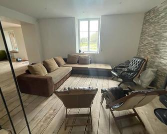 Renovated Perche farmhouse in the countryside (sleeps up to 18) - Le Mêle-sur-Sarthe - Sala de estar