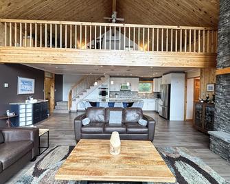 Stunning Cabin On Lotw With Hottub Ten Min From Kenora - Kenora - Living room