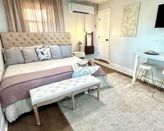 Studio Apartment Blocks From Downtown-Newly Renovated - Bay Saint Louis - Wohnzimmer