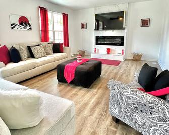 Charming 2800 sq.ft 4-bedroom home with AC and WiFi in Suffolk - Suffolk