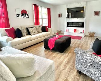 Charming 2800 sq.ft 4-bedroom home with AC and WiFi in Suffolk - Suffolk - Huiskamer