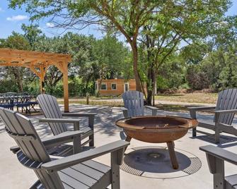 The Lonely Bull Luxury Container Home on 5 Acres - Weatherford - Patio