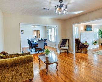 Tuskegee Countryside Retreat on 7 Acres! - Tuskegee - Living room