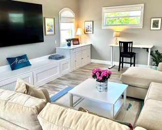 LARGE one-bedroom apartment, full kitchen and living room in north Melbourne, - Melbourne - Sala de estar