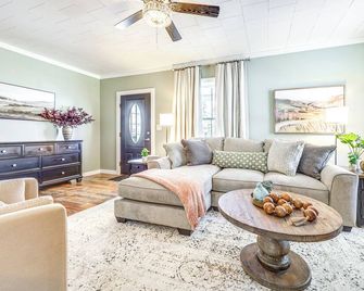 1 Mi to Houlton Riverfront Park: Home w/ Yard! - Houlton - Sala de estar