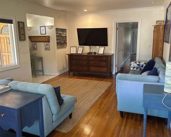 Cozy Residential San Pedro Home with Beach Vibes - San Pedro - Living room