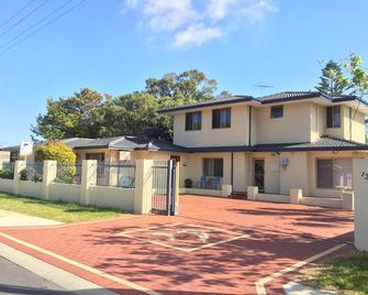 The Royal Dolphin Bed & Breakfast Safety Bay - Rockingham - Building