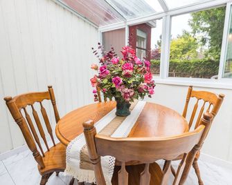 Bright & Spacious House Near Ubc - Vancouver - Dining room