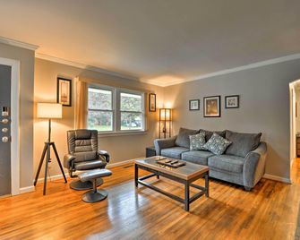 Charlotte Area Home with Patio - 6 Miles to Downtown - Charlotte - Oturma odası