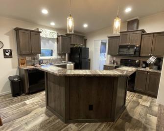 Walnut Getaway Relaxing Country Getaway - Richland Center - Kitchen
