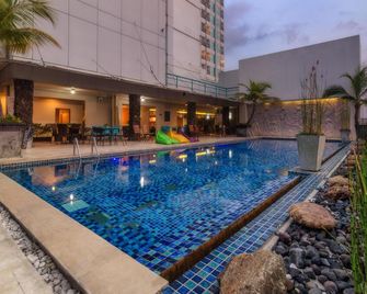 The Square Surabaya Hotel - Surabaya - Pool