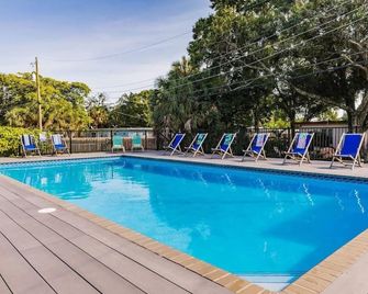 #A Small Studio with Private Patio & Shared Pool - Fort Lauderdale - Piscina
