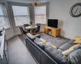 Beachmount Holiday Apartments - Colwyn Bay - Living room