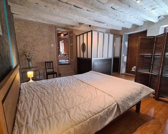 Cozy Renovated Forge with Sauna, Shared Pool & Nearby Attractions - Аржантон-сюр-Крез - Спальня