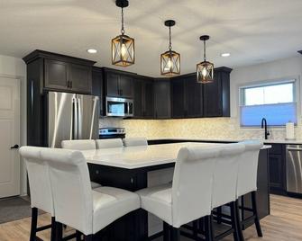 New Ulm Klock Haus (Sleeps 6) Your Newly Renovated Home Away from Home - New Ulm