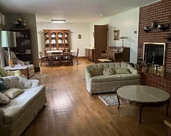 Close to town, the college and a beautiful serene surrounding - Wise - Sala de estar