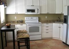 Walk to Beach, Garden Apartment Full of Charisma - Delray Beach