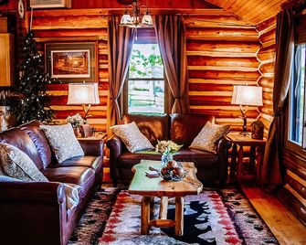 Authentic Log Cabin on Beautiful Silver Lake. Pet Friendly! - Traverse City - Living room