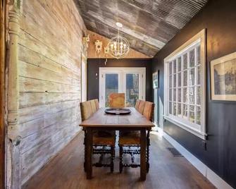 Rustic Catskill cottage, 10 min to Hudson, 30 minutes to popular ski area skiing - Catskill - Dining room