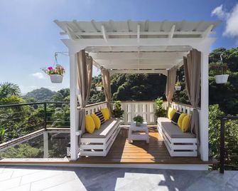 Kamila's Luxury House with Private Pool - Añasco - Balcón