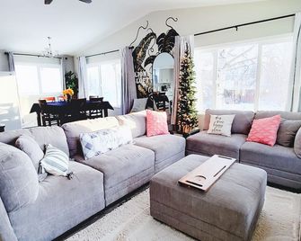 Lions Loft w/ hot tub, king size bed, and kids cove! - Eagle River - Sala de estar