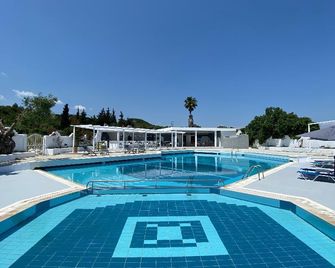 إيولي فيليدج - بيفكوشوري - حوض السباحة