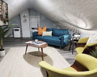 Attic Retreat 5 minutes from West Side Market - كليفيلاند (أوهايو) - غرفة معيشة