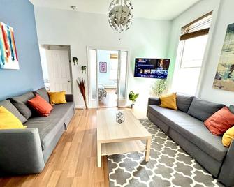 Bright Spacious 2br 1 stop NYC Wifi/Coffee - Hoboken - Living room