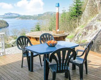 Lovely home in Fister with WiFi - Hjelmeland - Patio