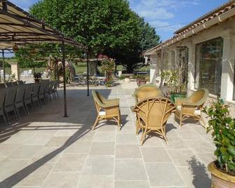 Chambres & Tables d'hôtes Moulin de Lavon - Gargas - Patio