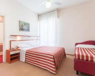 Color Metropolitan Family Hotel - Cesenatico - Bedroom