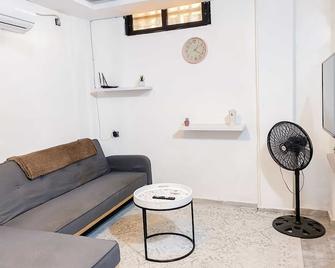 Charmant Appartement à Deux Pas de la Plage à Lomé - Lomé - Living room