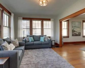 Cozy 1930's bungalow meets modern amenities! - Quincy - Living room