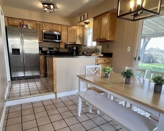 Plymouth 3bd/1.5bth Home Central To Detroit And Ann Arbor - Plymouth - Kitchen
