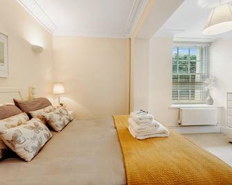 Douglas House - Cheltenham - Bedroom