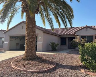 Large backyard with privacy located in the Grand, quiet convenient location! - Surprise - Edificio
