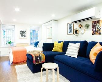 Capitol Hill Studio - Sub Walkscore W D - Washington, D.C. - Living room
