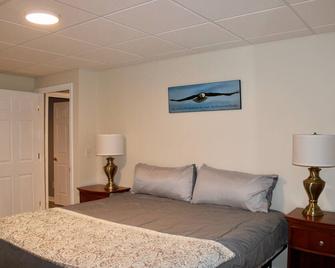 Spacious lower level of brick ranch home. Close to city, in quiet location - Harrisonburg - Bedroom