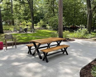 Spacious ranch-take the bike trail to town and skip traffic! Close to everything - Traverse City - Patio