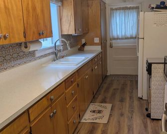 Cozy 2-bedroom house in Laramie with park-like yard and close to everything! - Laramie - Keuken