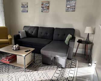 Welcoming 3 Bedroom; 2 Full Bath Home! - Huntingdon - Huiskamer