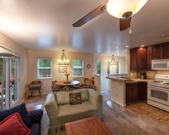 Starlight Lodge - Bass Lake - Living room