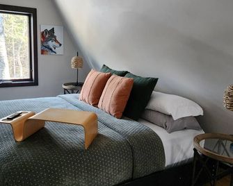 The Acorn of Little Sand Bay Secluded, Wooded, and Dog Friendly! - Bayfield - Bedroom